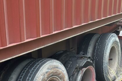 Caminhão trafegando com pneu furado é removido durante operação do Detran Amazonas