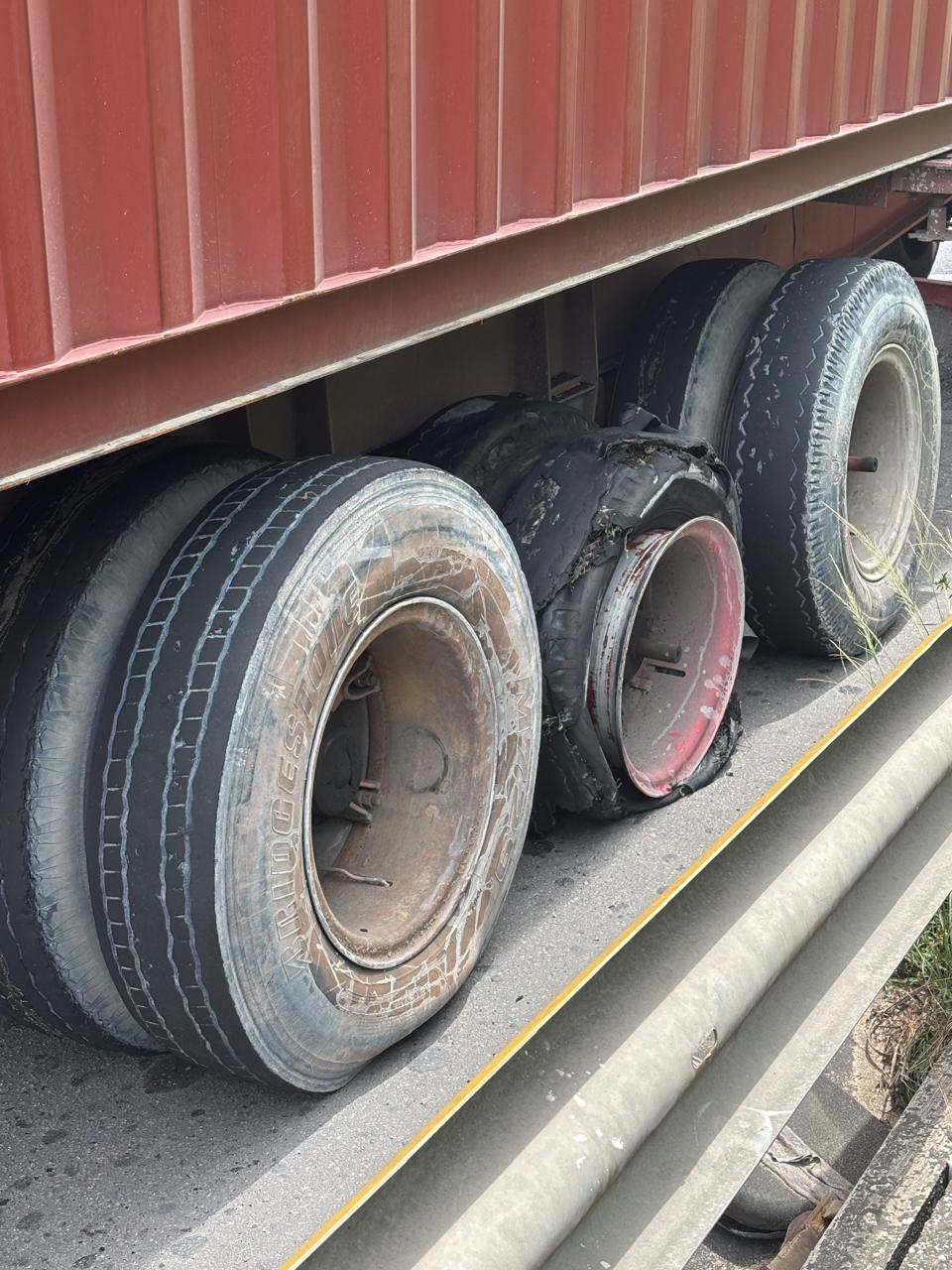 Caminhão trafegando com pneu furado é removido durante operação do Detran Amazonas