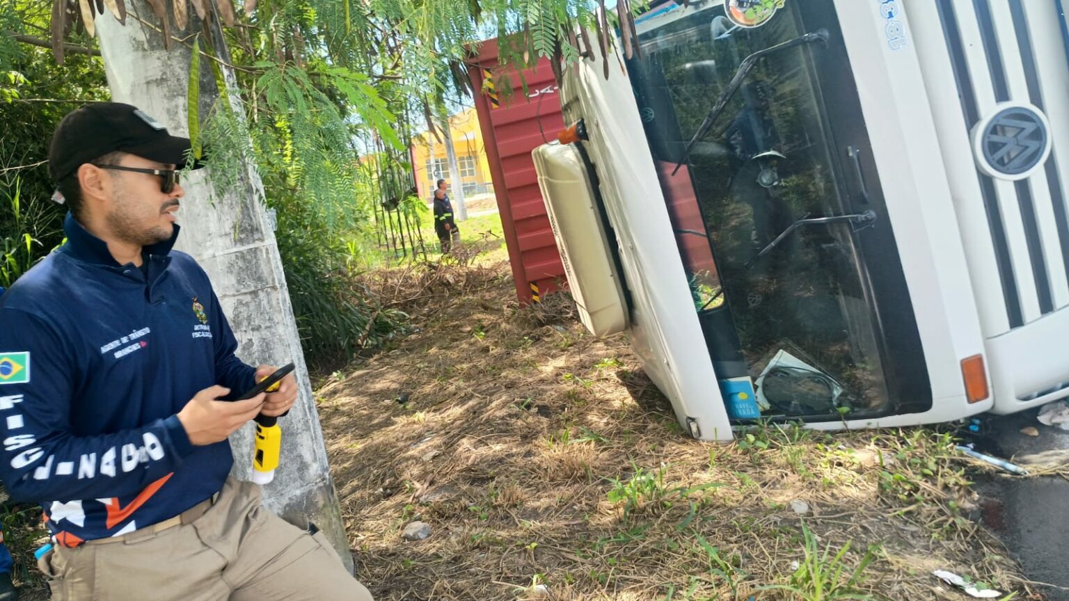 Detran-AM remove caminhão e aplica autuações após tombamento na zona leste de Manaus