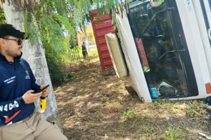 Detran-AM remove caminhão e aplica autuações após tombamento na zona leste de Manaus