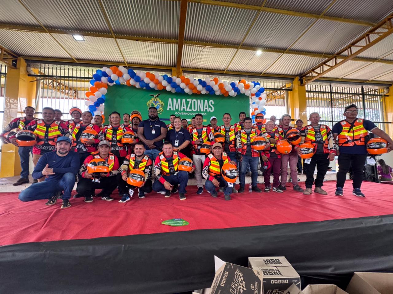 Detran-AM entrega 70 kits de segurança para mototaxistas do município de Boa Vista do Ramos