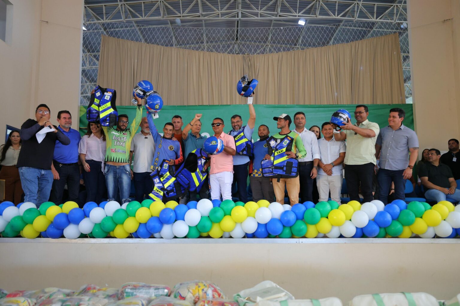 Detran-AM entrega 30 kits de segurança para mototaxistas no município de Lábrea