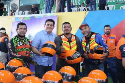 Detran-AM entrega 305 kits de segurança para mototaxistas de Anori e Beruri