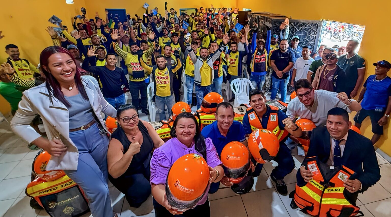 Detran-AM entrega 200 kits de segurança para mototaxistas no município de Jutaí