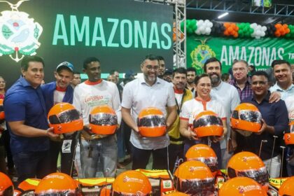 Detran-AM contempla 100 mototaxistas de Rio Preto da Eva com kits de segurança