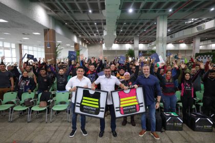 Governador Wilson Lima entrega kits de segurança para motofretistas e lança plataforma de cursos de trânsito EaD
