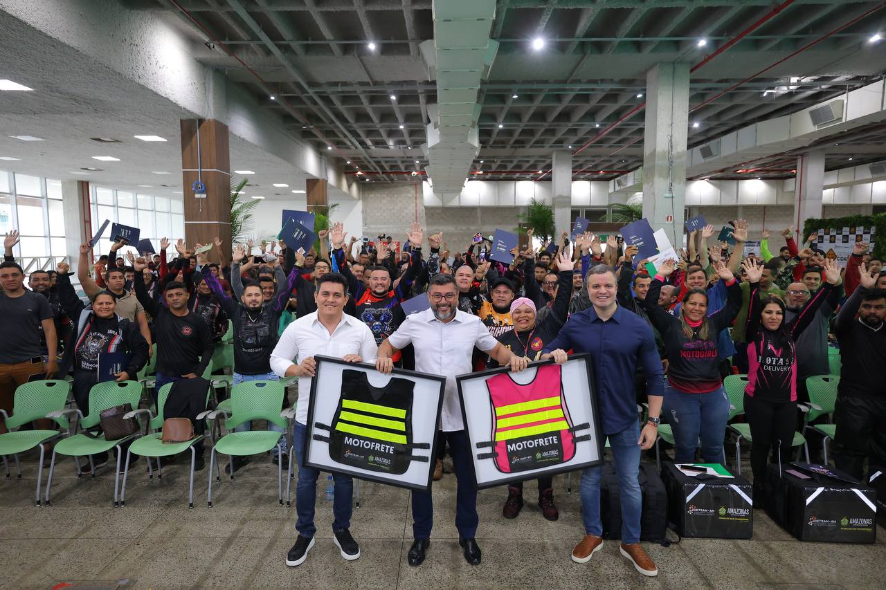 Governador Wilson Lima entrega kits de segurança para motofretistas e lança plataforma de cursos de trânsito EaD
