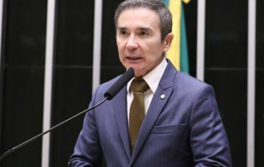 Proposta prevê atendimento humano e bloqueio emergencial contra golpes financeiros que atingem idosos